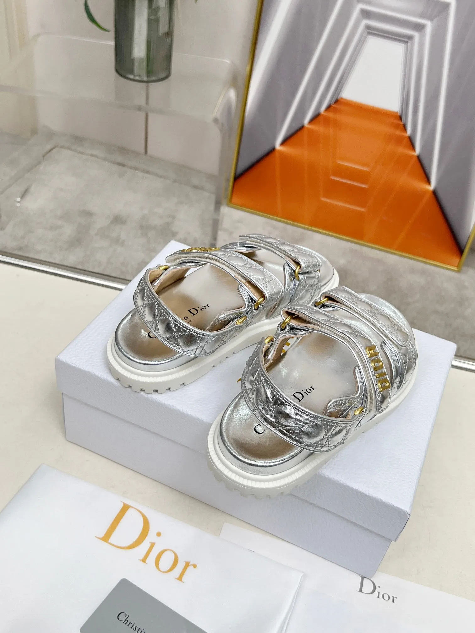👟👟Ex-factory price 500👟👟Dior👏👏new classic style. 🔥Purchasing-level qualityThe most popular thick-soled sandals in foreign counters. Upper➕Inside: original customized material, original mold opening of sole 1.1 (lightweight, code number 35-40 (41/42 can be customized)